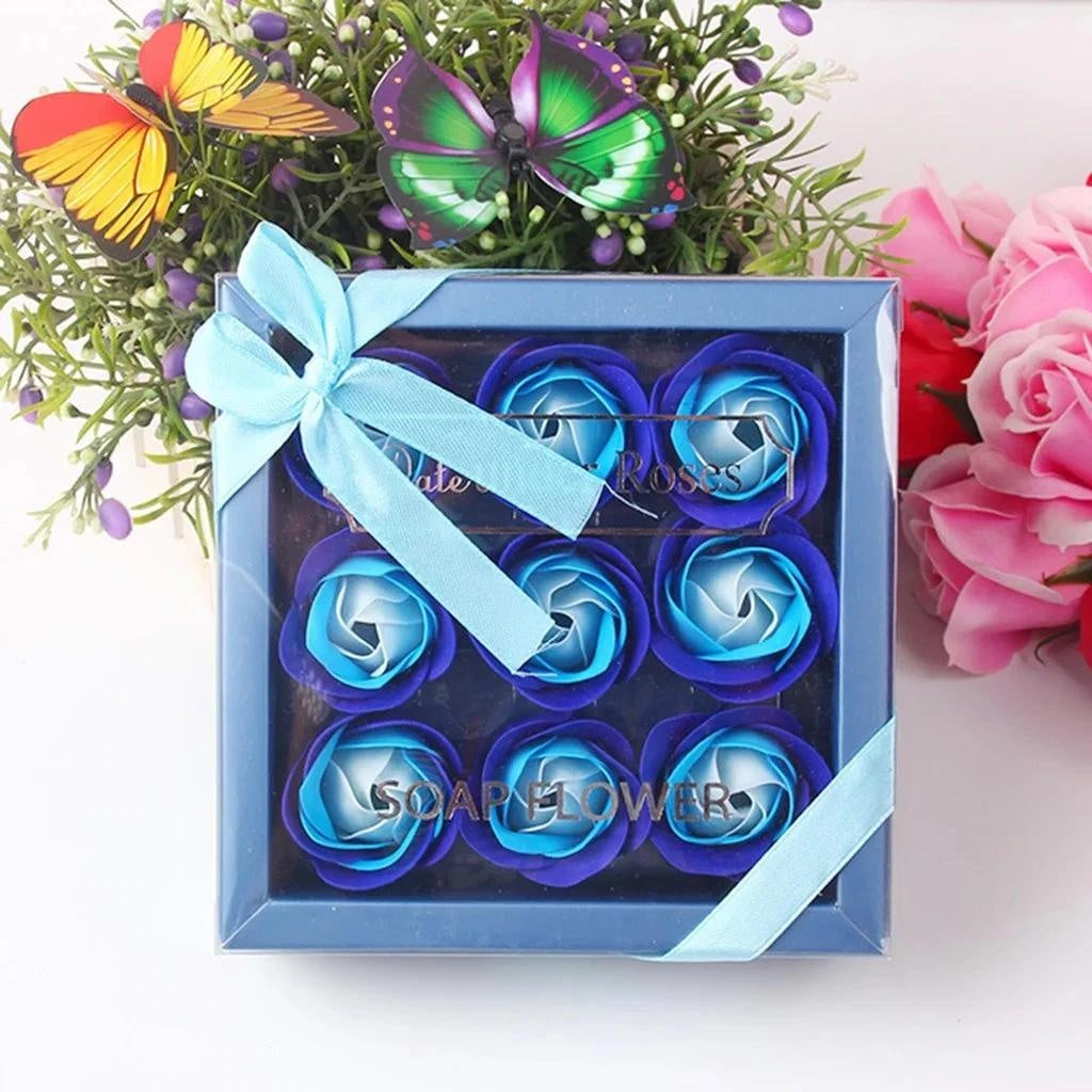 Aranjament trandafiri din sapun albastru si bleu in cutie eleganta cu capac transparent