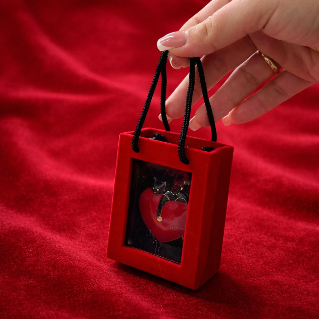 Brosa Inima Martisor cu Pisica Neagra si in Cutie Eleganta