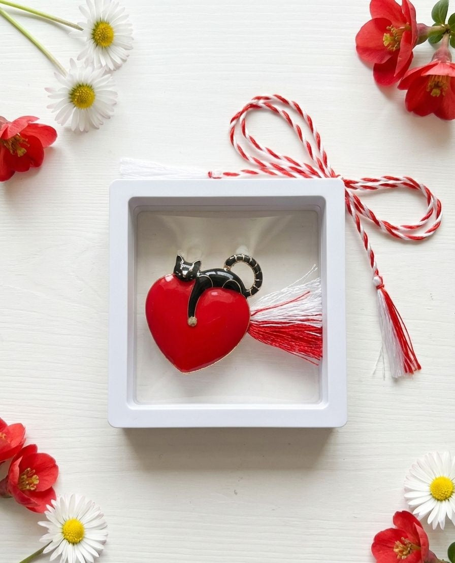 Brosa Martisor 5 cm, Inima cu pisica, in cutie 9x9 cm cu fereastra, cadou 1 Martie