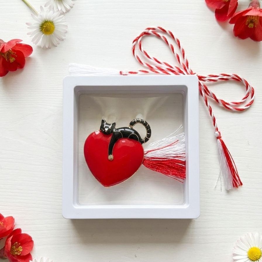 Brosa Martisor 5 cm, Inima cu pisica, in cutie 9x9 cm cu fereastra, cadou 1 Martie