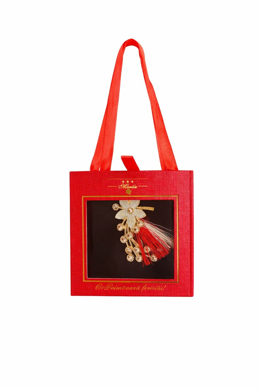 Brosa Martisor 5cm, Floare cu strasuri, in cutie gentuta 7x7 cm cu fereastra, cadou 1 Martie