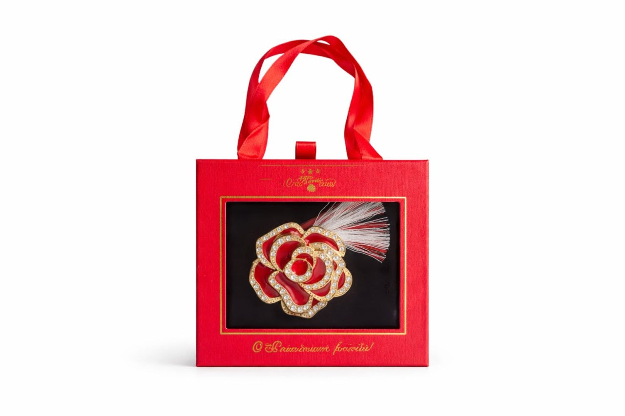 Brosa Martisor 5cm, Trandafir rosu, in cutie gentuta 7x7 cm cu fereastra, cadou 1 Martie