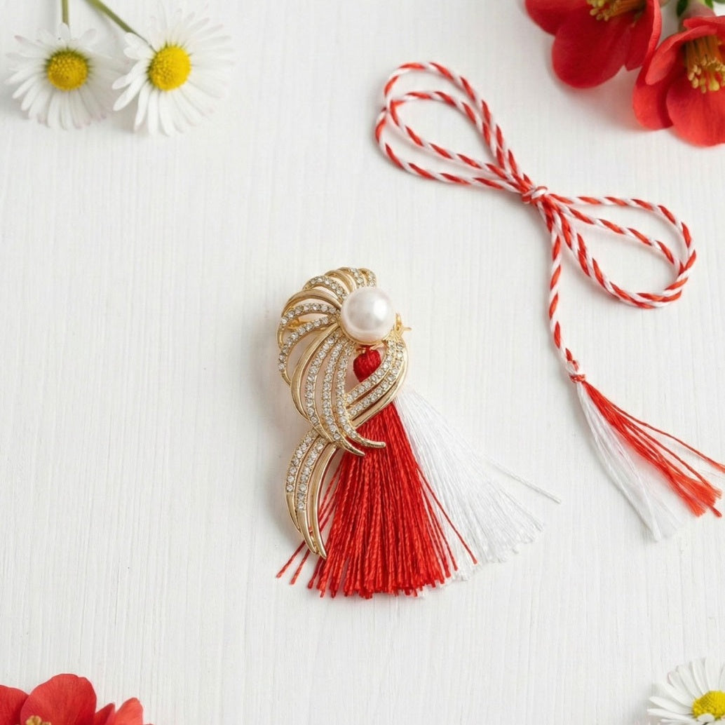 Brosa martisor aurie stilizata cu strasuri si perla in cutie cu expunere 3D, 9cm