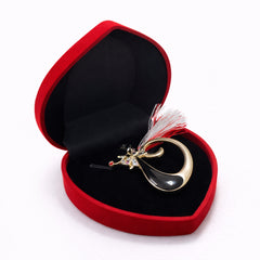 Brosa Martisor Pisica Neagra cu Snur Alb-Rosu, Cutie Inimioara