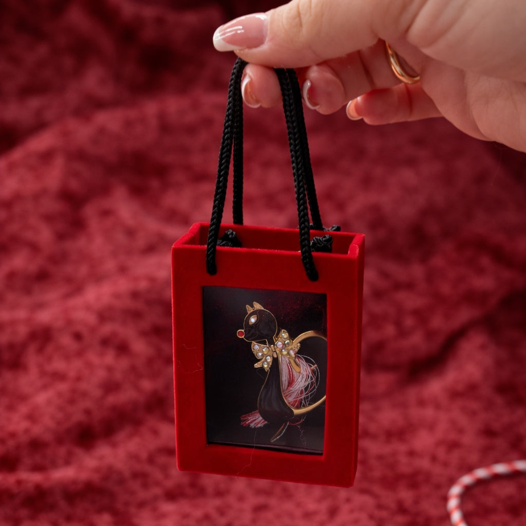 Brosa Martisor Pisica Neagra cu Strasuri in Cutie Eleganta