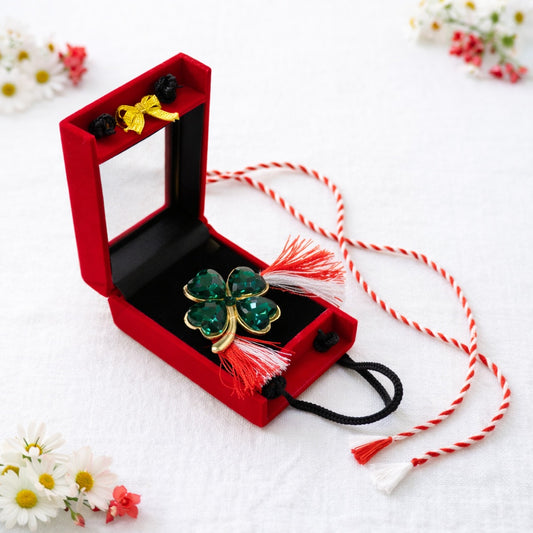 Brosa Trifoi Verde Martisor cu Cristale si Detalii Aurii in Cutie Eleganta