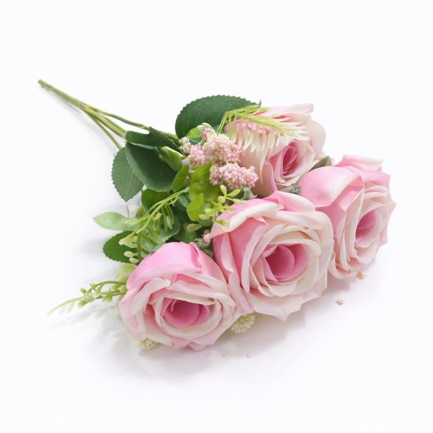 Buchet 5 trandafiri artificiali roz pal in nuante crem cu frunze decorative 30cm