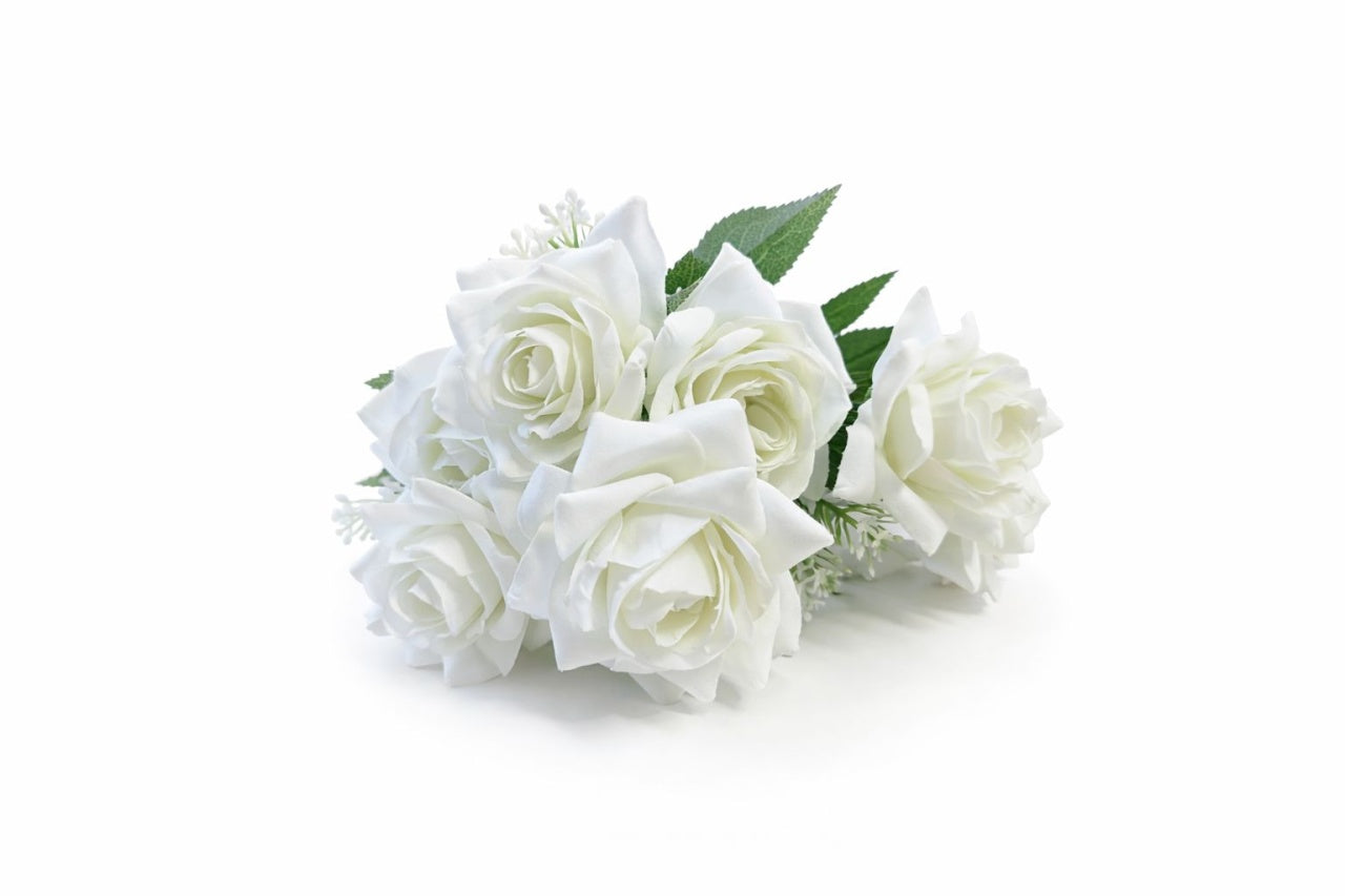 Buchet artificial deosebit cu 7 trandafiri catifelati alb pur si flori decorative 30 cm