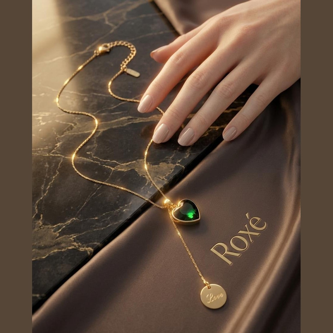 Colier ROXE Golden Love Drop cu inimă verde smarald și pandantiv gravat, design elegant, 45 cm