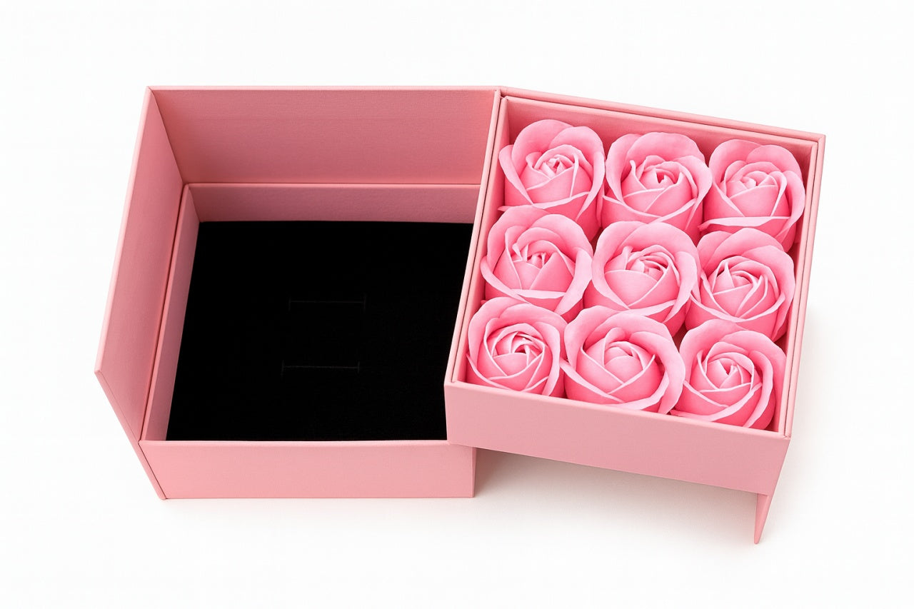 Cutie cadou 11x11x9.5 cm cu 9 trandafiri de sapun roz, aranjament elegant Forever Love