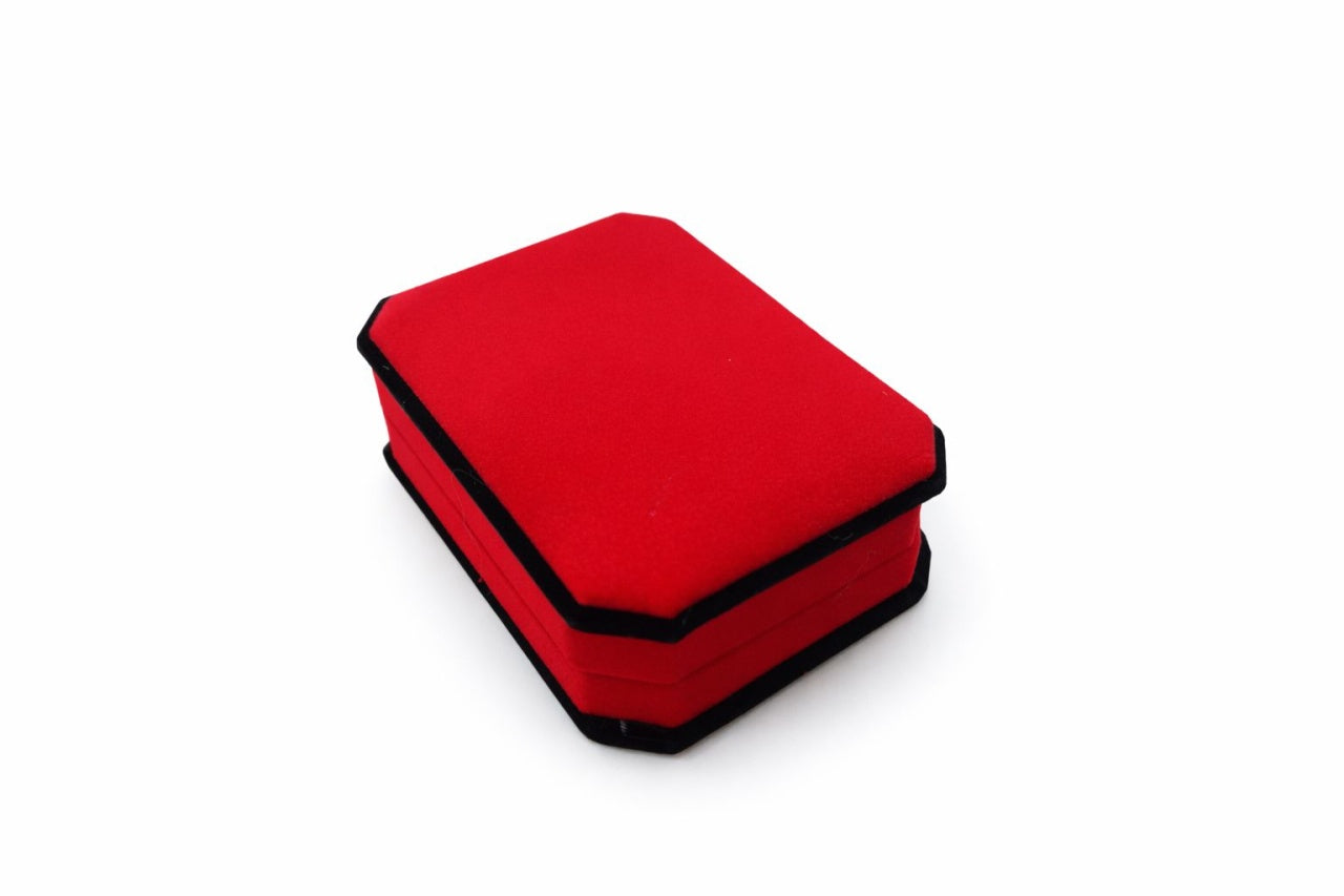 Cutie cadou catifea rosie 7.5x10x3.5 cm cu interior negru, pentru bijuterii sau martisor
