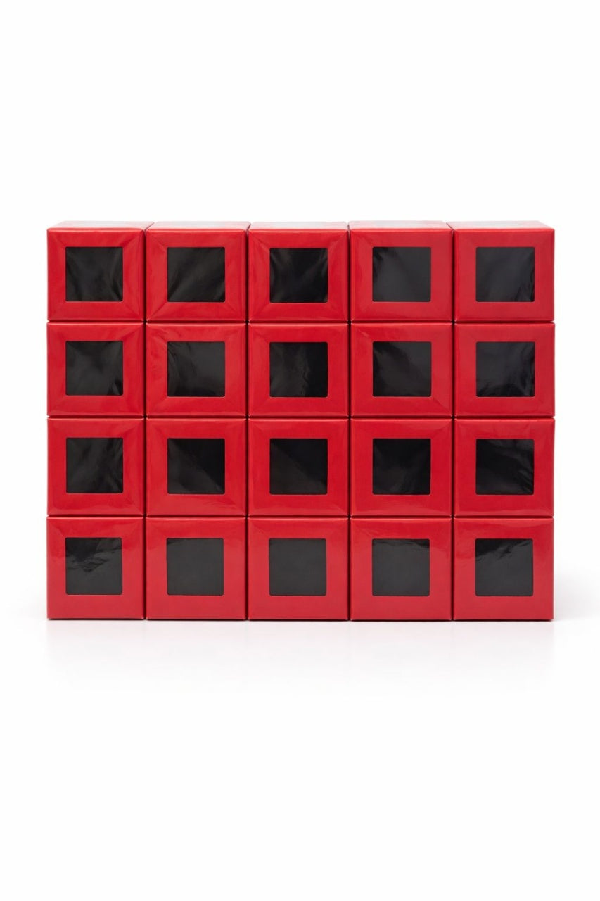Cutie carton rosie cu fereastra 4.5x4.5x2 cm, interior negru, pentru martisor sau bijuterii