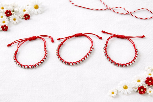 et de 20 de bratari martisor rosii cu margele argintii si snur reglabil