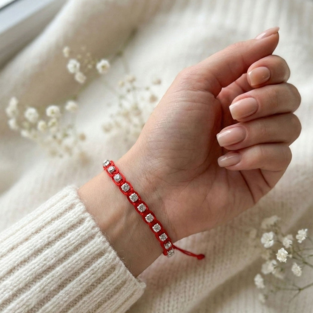 et de 20 de bratari martisor rosii cu margele argintii si snur reglabil