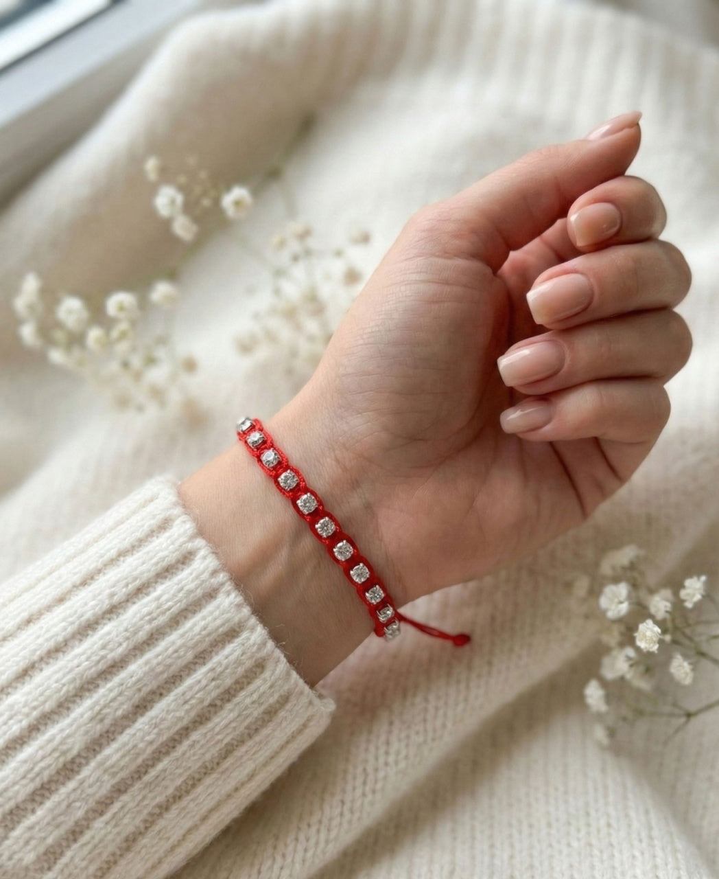 et de 20 de bratari martisor rosii cu margele argintii si snur reglabil
