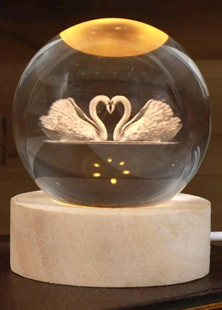 Glob Cristal 3D Lebede Inimioara cu LED, 8 cm, Baza Lemn, Decor Romantic si Cadou Special