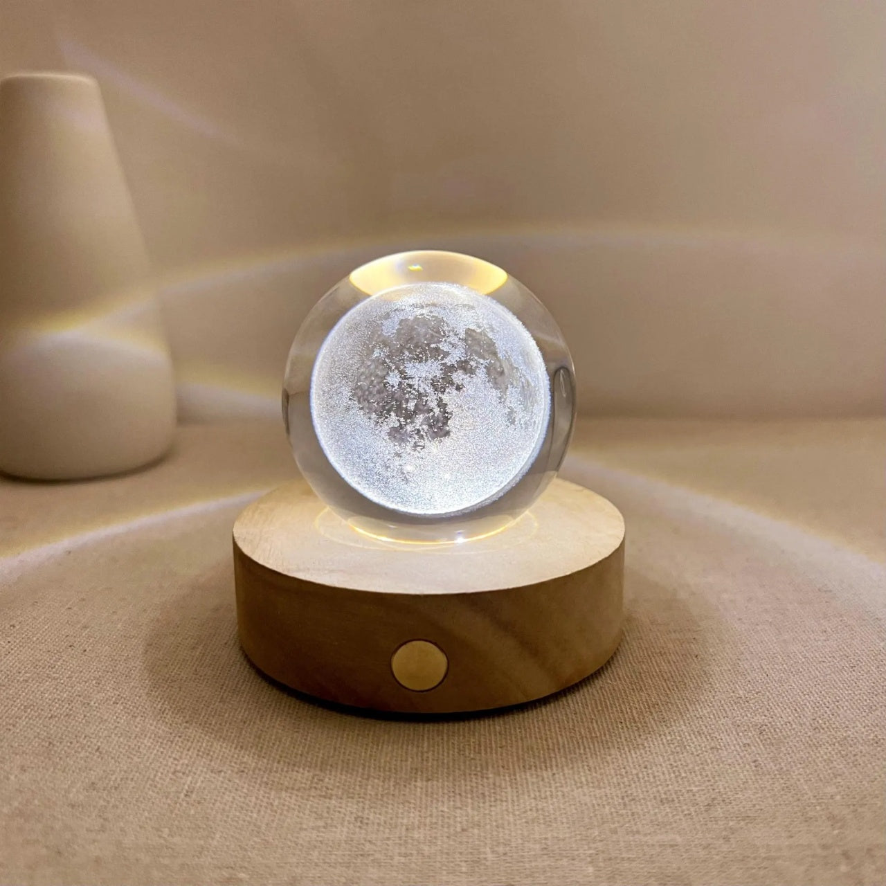 Glob Cristal 3D Luna, Baza Lemn si Iluminare LED, Decor Elegant, 6 cm
