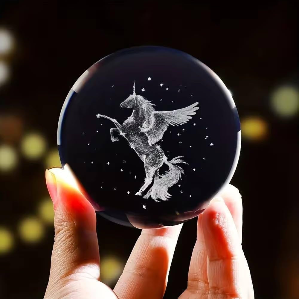 Glob Cristal 3D Unicorn cu Aripi, Baza Lemn si Iluminare LED, Decor Magic, 6 cm