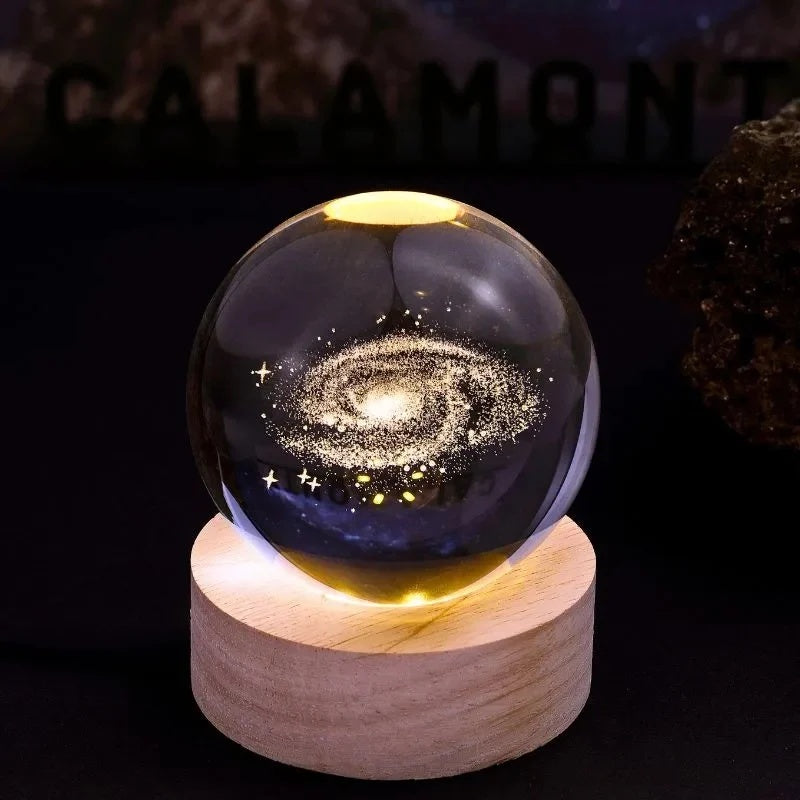 Glob cristal galaxie cu lumina LED si suport din lemn decor