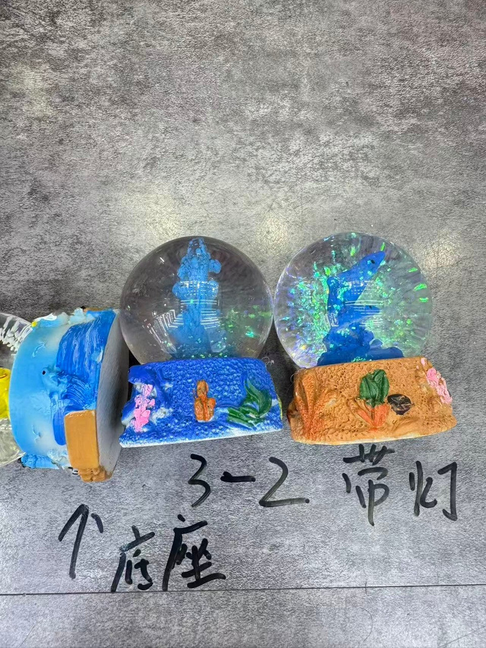 Glob decorativ din sticlă cu delfini albastri, bază iluminată, 65 mm
