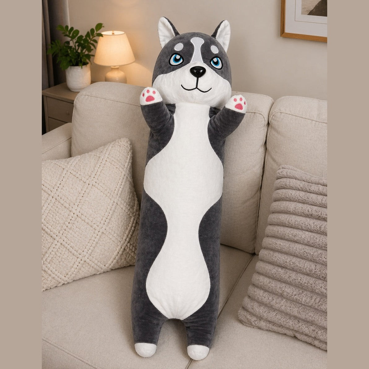Jucarie Husky de pluș 90 cm – pernă lungă, pufoasă, pentru îmbrățișat