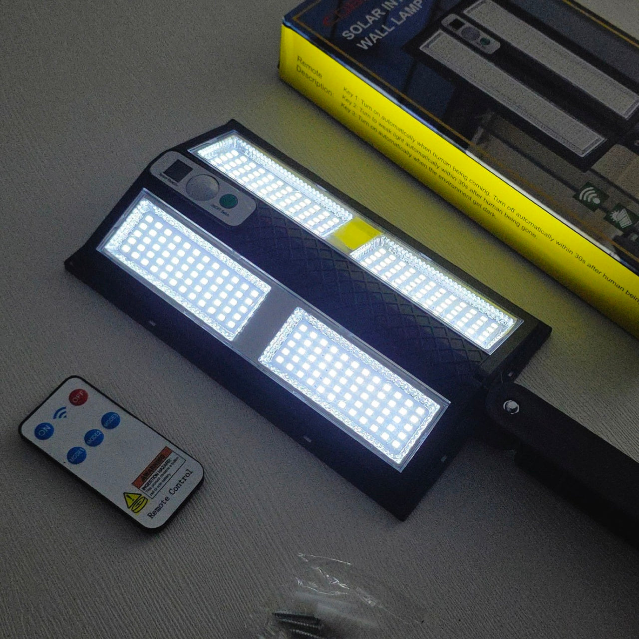 Lumină solară cu senzor LED, control telecomandă, montaj perete, negru