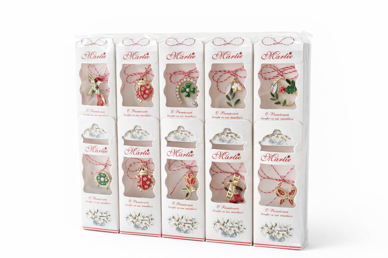 Martisor cu Brosa Metalica si Snur Traditional, Ambalaj Elegant cu Mesaj, 11x2x4 cm