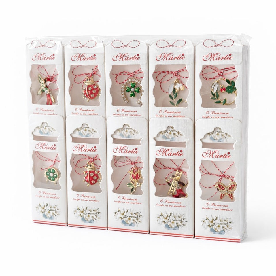 Martisor cu Brosa Metalica si Snur Traditional, Ambalaj Elegant cu Mesaj, 11x2x4 cm
