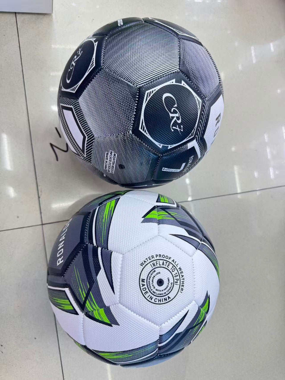 Minge fotbal decorativă din material rezistent, alb cu detalii verzi și negre