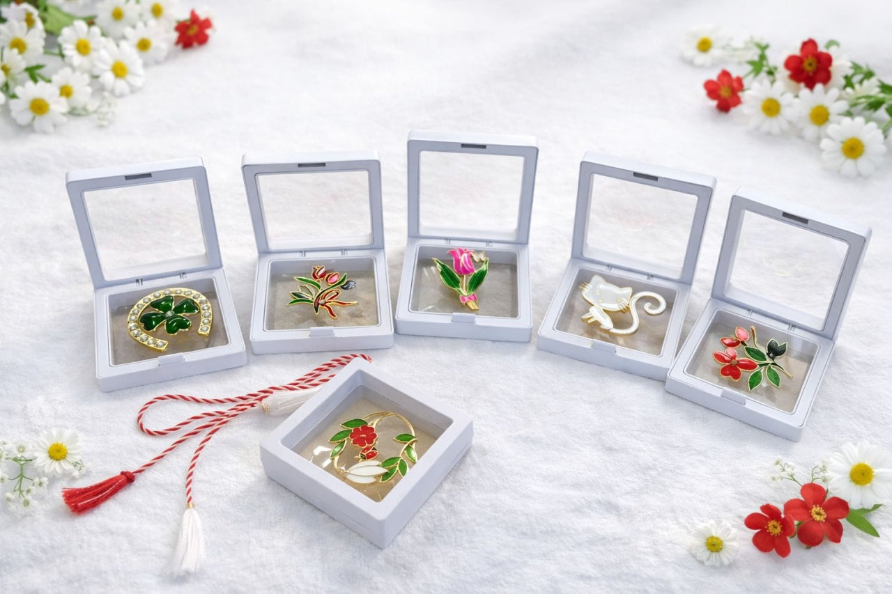 Oferta 9 brose modele mixte de 4 cm in cutie eleganta alba de 7x7 cm