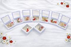Oferta 9 brose modele mixte de 5 cm in cutie eleganta alba de 10x7 cm