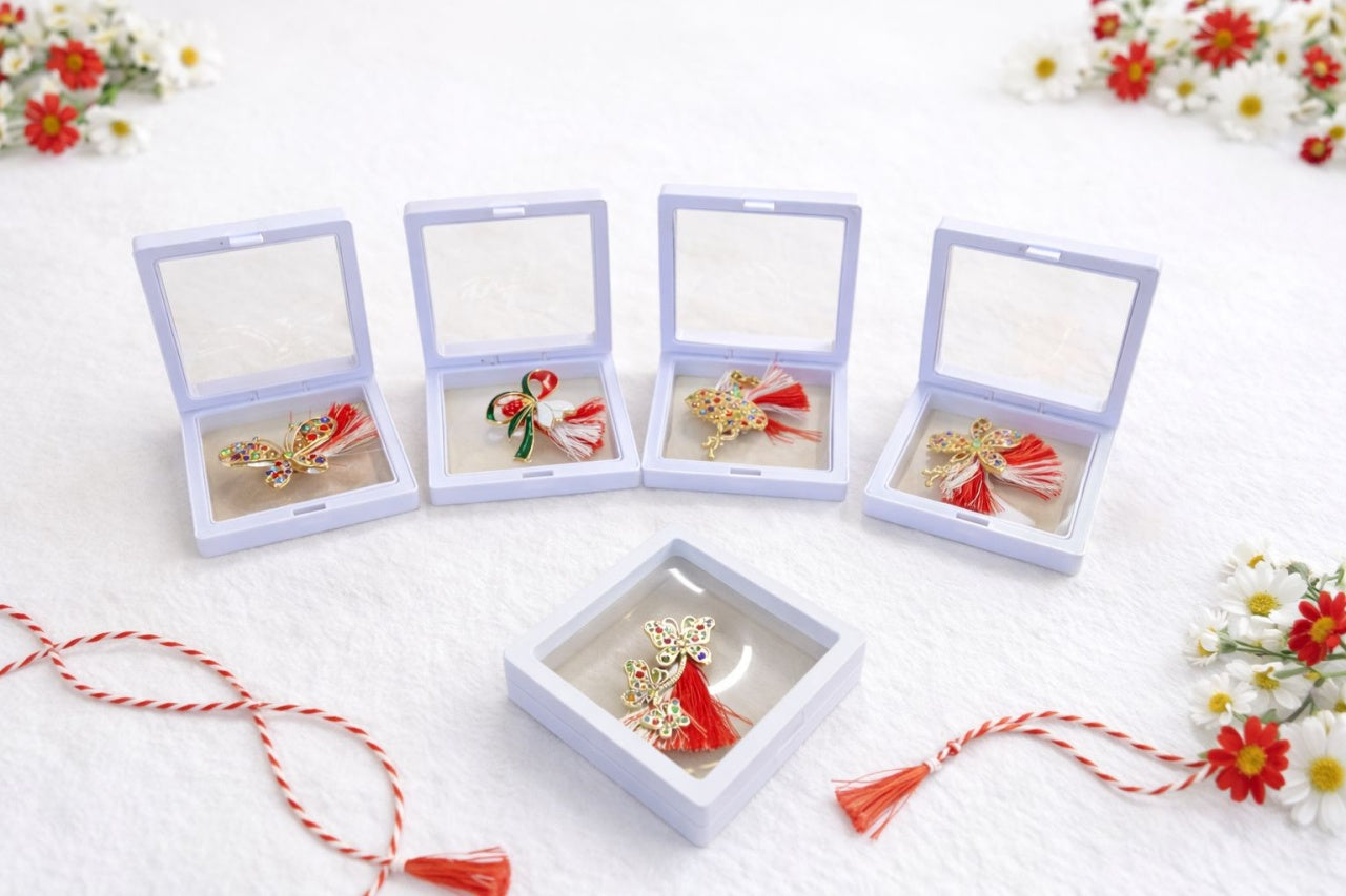 Oferta 9 brose modele mixte de 5 cm in cutie eleganta alba de 10x7 cm