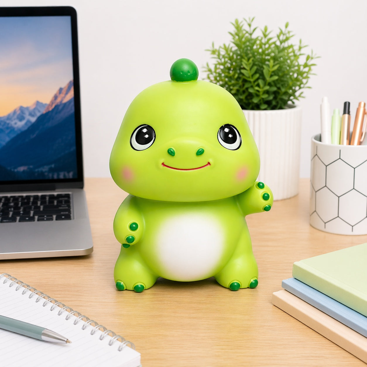 Pușculiță dinozaur verde 20 cm – cutie economii cu capac inferior, design vesel pentru copii