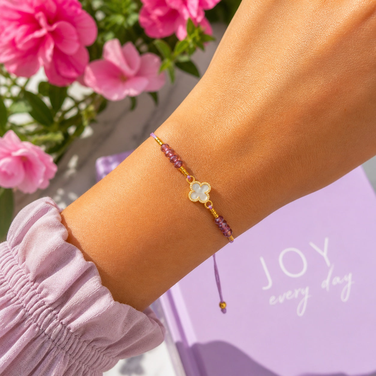 Set 12 Brățări Reglabile cu Pandantiv Trifoi – Mărgele Colorate, Accesorii Elegante