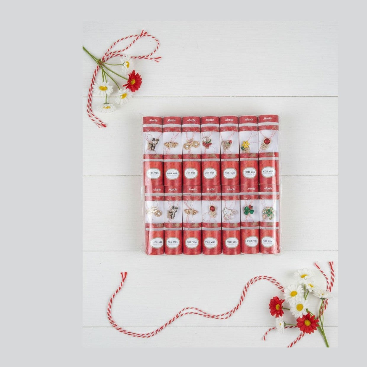 Set 14 Martisoare Elegante, diverse modele, Ambalaj premium rosu