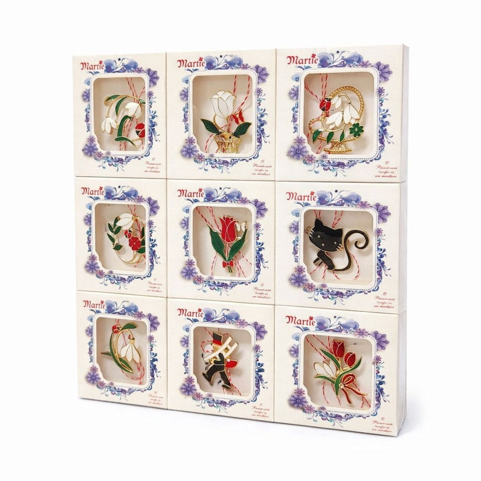 Set 18 brose martisor modele combinate, ambalaj individual, brosa medie, 8.5x8.5cm