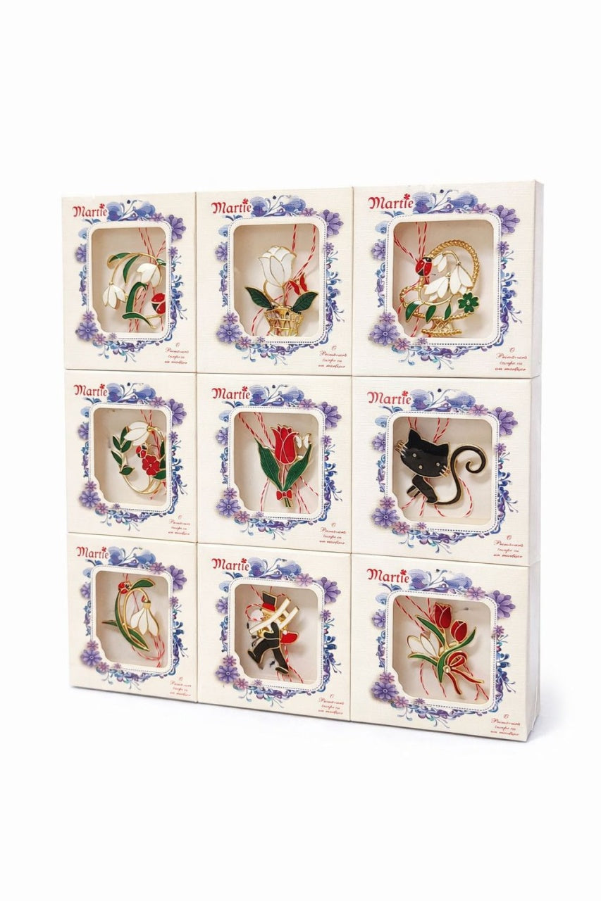 Set 18 brose martisor modele combinate, ambalaj individual, brosa medie, 8.5x8.5cm