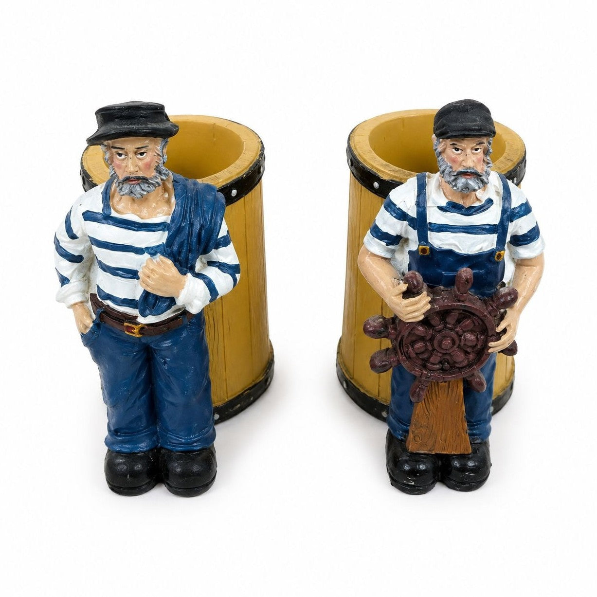 Set 2 Figurine Marinari cu Suport Tip Butoi – Suvenir Nautic Decorativ pentru Birou și Casă