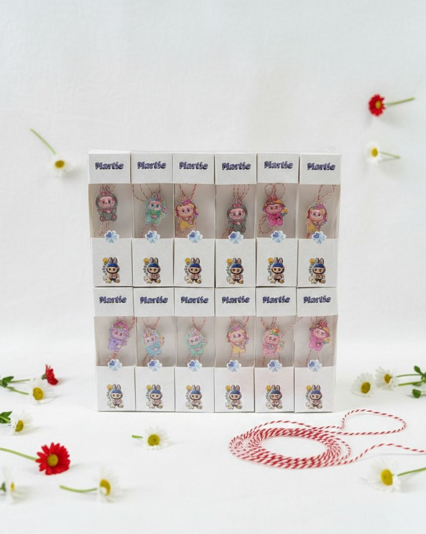Set 24 brose martisor figurine decorative, ambalate in cutie individuala