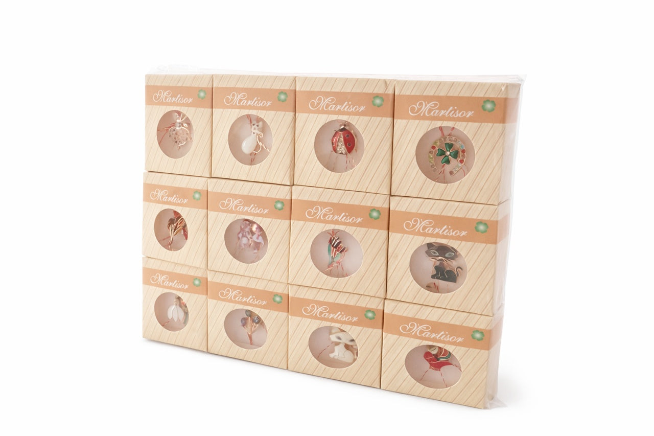Set 24 Brose Martisor Metalice cu Snur Traditional, Modele Diverse, Cadou 1 Martie 8x1x7 cm