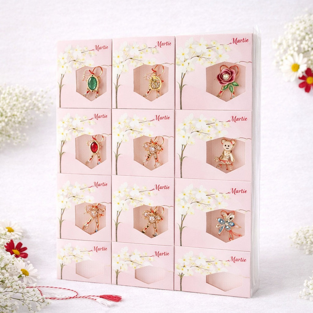 Set 24 Brose Martisor Metalice in Cutie Speciala cu Mesaj, Cadou 1 Martie 9x1x7.5 cm
