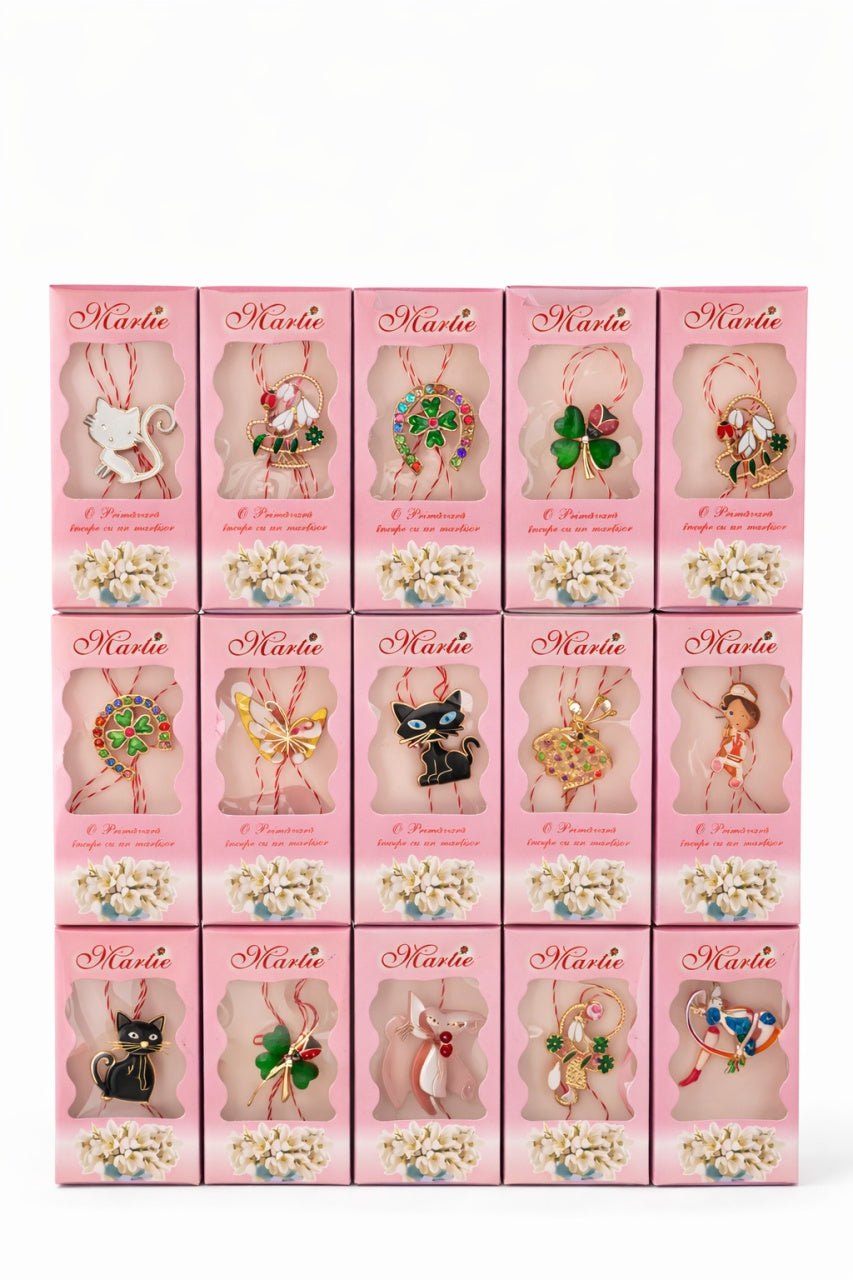 Set 30 Brose Martisor Metalice in Cutie Speciala cu Mesaj, Cadou 1 Martie 11x5 cm