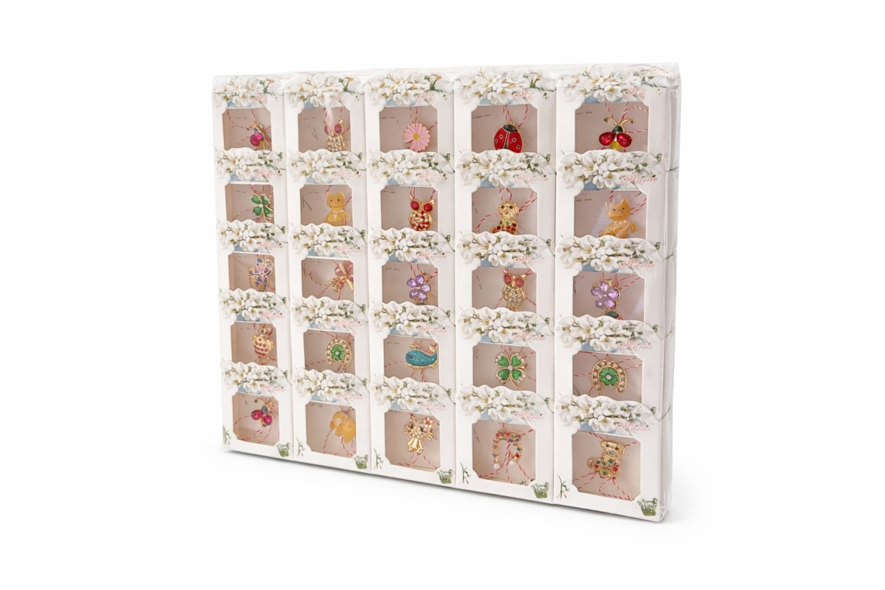 Set 50 Brose Martisor Metalice cu Snur Traditional, Modele Diverse, Ambalate Individual 6x1x5.5 cm
