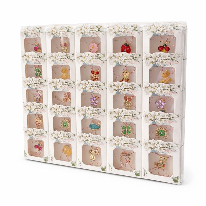 Set 50 Brose Martisor Metalice cu Snur Traditional, Modele Diverse, Ambalate Individual 6x1x5.5 cm