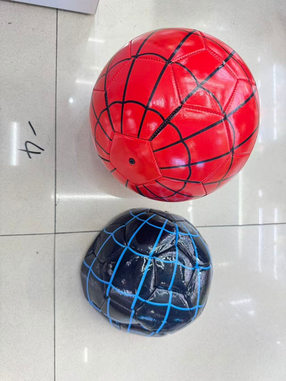Set două mingi de fotbal decorative, model pânză de păianjen, culori roșu și negru-albastru