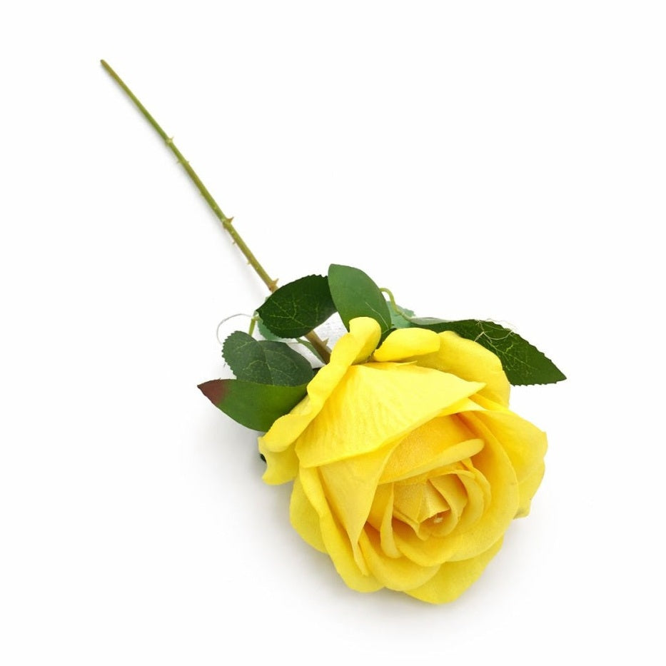 Trandafir artificial galben cu petale catifelate si frunze 46 cm calitate superioara