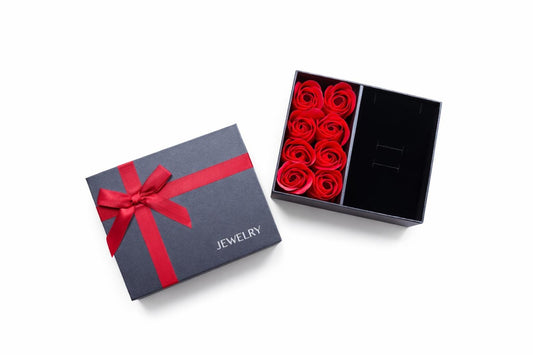 Aranjament trandafiri din sapun in cutie eleganta cu compartiment bijuterii si punga cadou