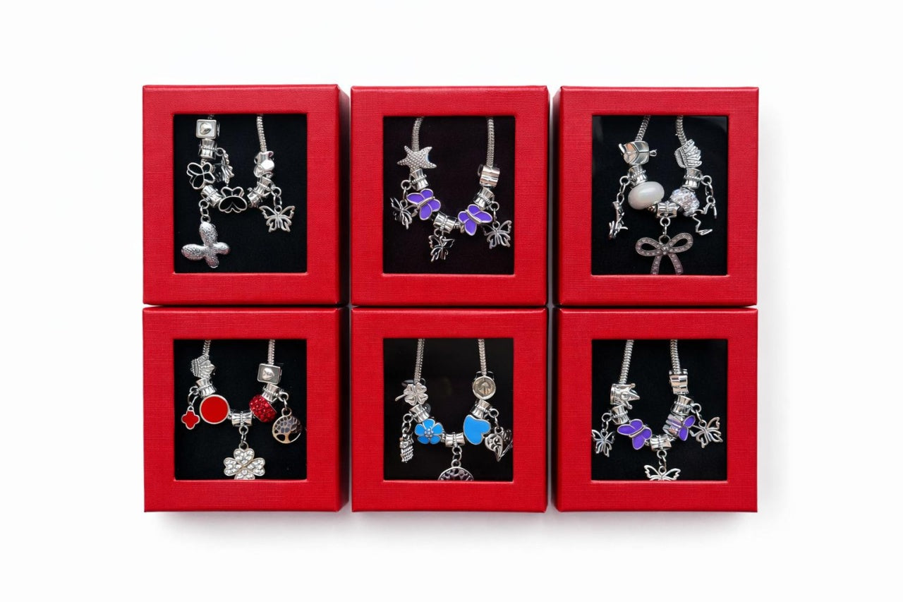 Bratara martisor accesorizata in cutie rosie cu fereastra 8.5x6cm