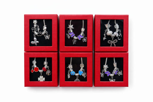 Bratara martisor accesorizata in cutie rosie cu fereastra 8.5x6cm