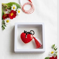 Brosa Martisor 5 cm, Inima cu pisica, in cutie 9x9 cm cu fereastra, cadou 1 Martie